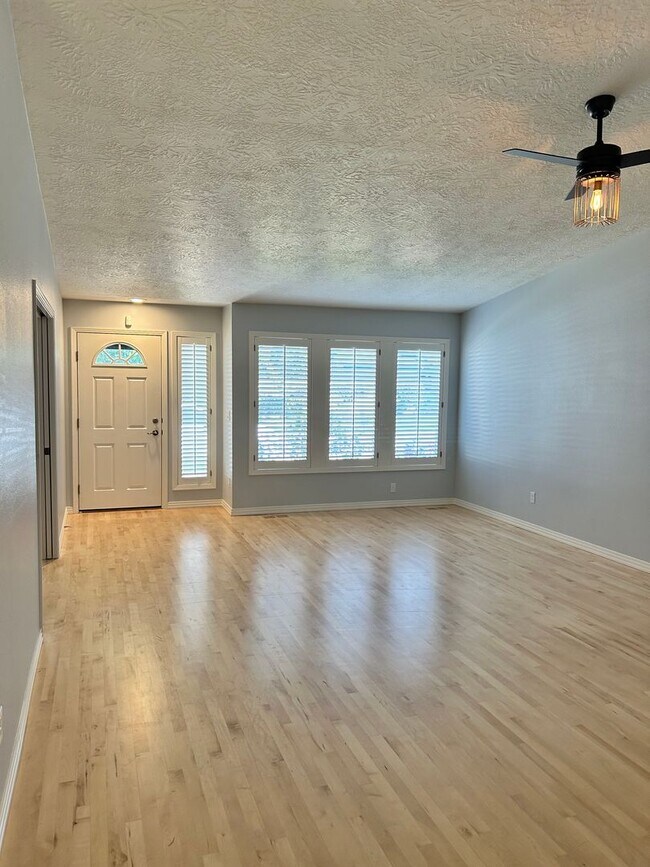 Building Photo - Spacious Duplex with 3-Car Garage & Private Patio!