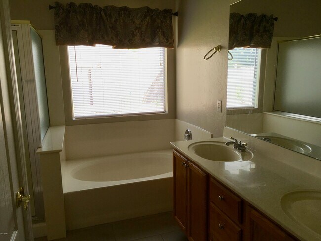 Building Photo - 528 E Cantebria Dr