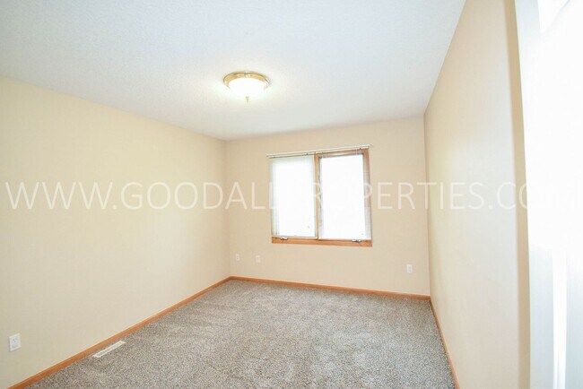 Building Photo - 4 Bedroom 2.5 Bathroom home in Urbandale