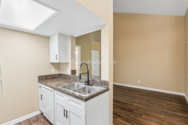 Building Photo - Light Filled Clackamas Condo with Covered Balcony and Community Amenities
