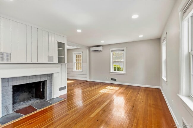 Building Photo - 373 Great River Rd