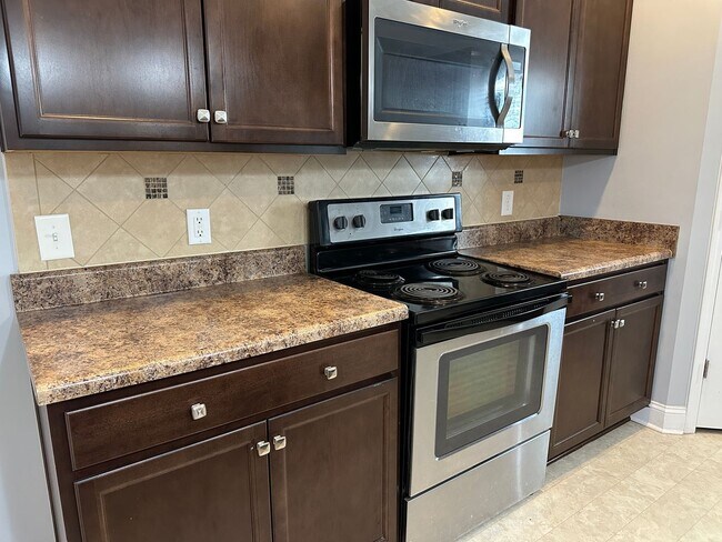 Building Photo - Awesome 4 Bedroom 2.5 Bath Home with Lots of space and a 2 Car Garage!