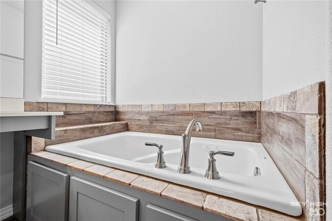 Building Photo - 64 S Benchmark Ln