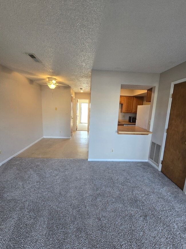 Building Photo - 2 Bedroom 1 Bathroom Apartment in the heart of Osage Beach!!