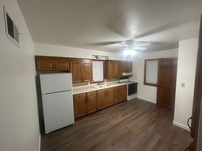 Building Photo - 322 E 2nd St