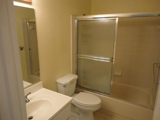 Building Photo - 2 bedroom/2 bath condo in Rockwood Villas.