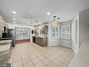 Building Photo - 330 Parkwood Dr