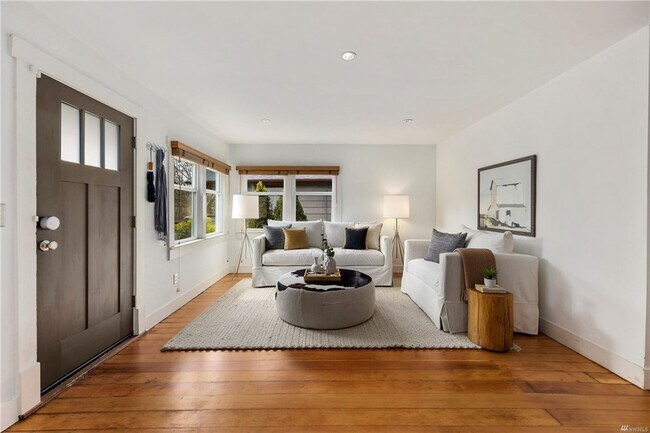 Building Photo - Greenwood Home