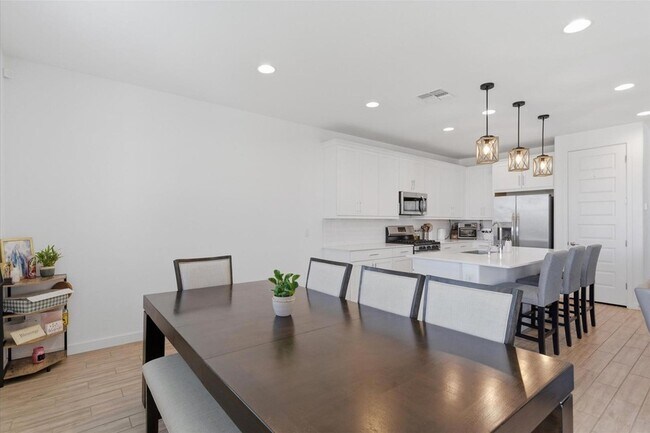 Building Photo - 5935 S Coyote Canyon