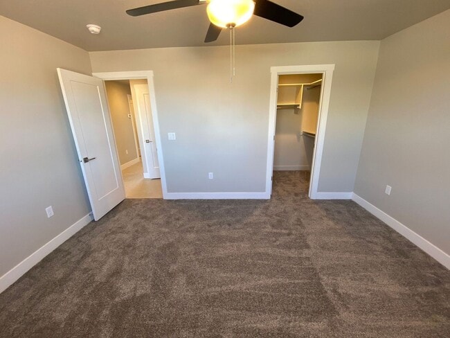 Building Photo - Red Mountain Vista Town Home, End Unit