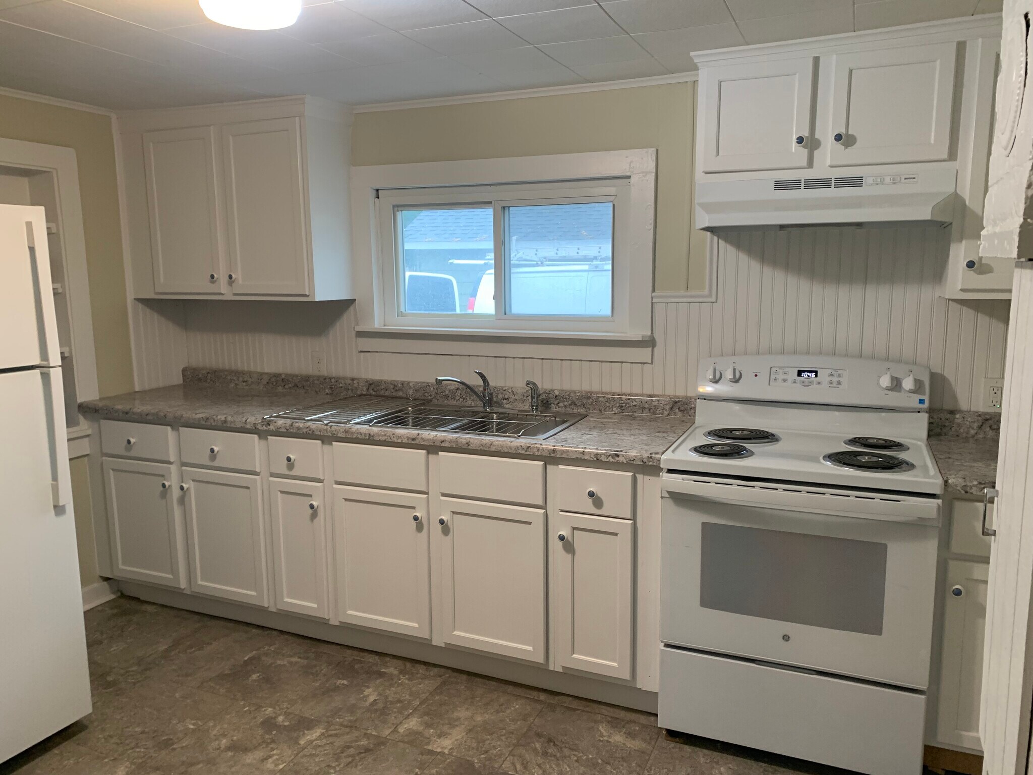 Kitchen - 711 Fern St