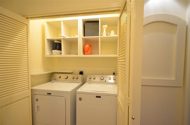 Building Photo - 16100 S Great Oaks Dr