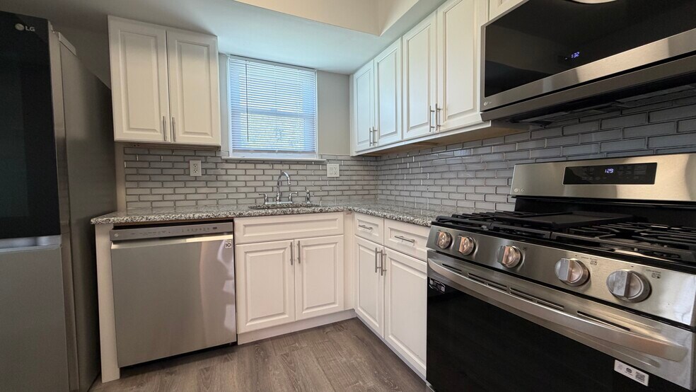 Building Photo - 4548 Rosemarie Dr