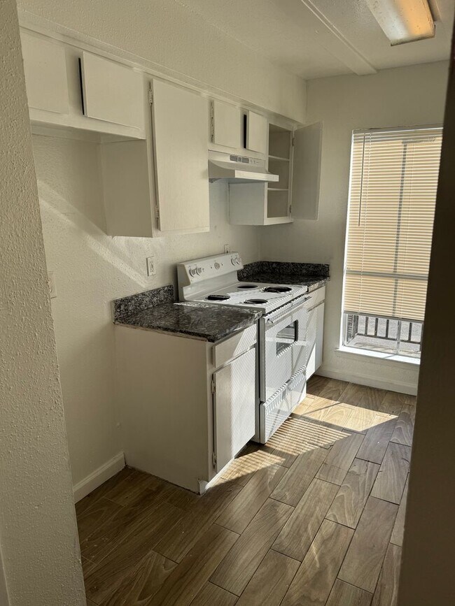 Building Photo - 3 bed, 2 bath, second floor condo