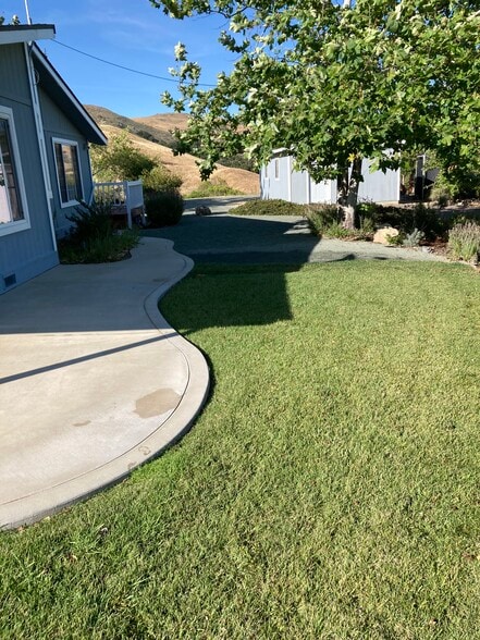Portion of back patio and lawn - 2596 Black Walnut Rd