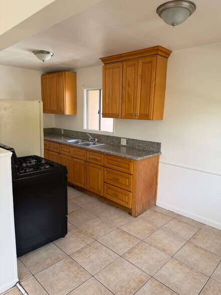 Building Photo - 15231 Acre St