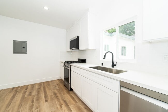 Building Photo - 7020 Schroll St