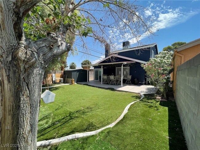 Building Photo - 5005 Celebrity Cir
