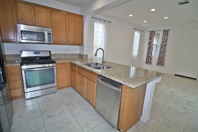 Building Photo - Oxnard | 3 bed + 2.5 bath single-family ho...