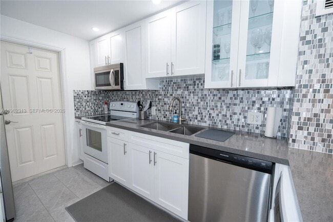 Building Photo - 1021 Hillsboro Mile Unit 204