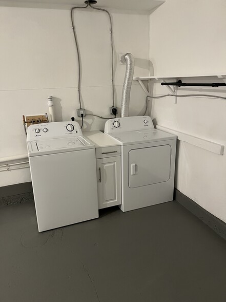 Washer/Dryer in garage - 10 W New St