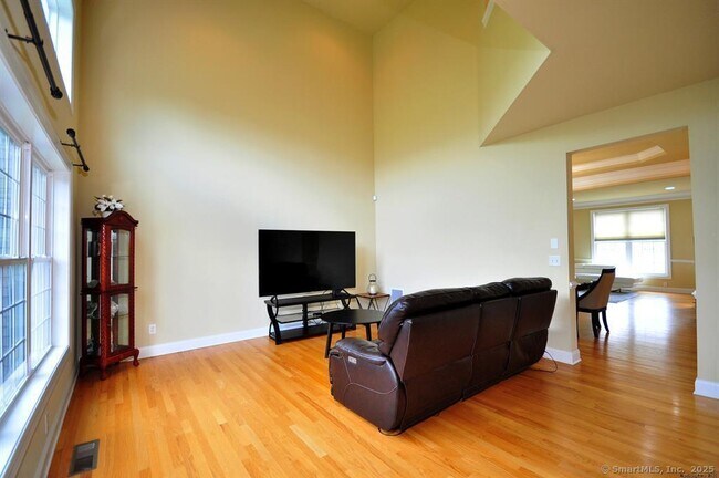 Building Photo - 12 Bogart Ln