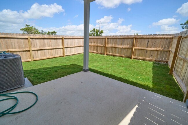 Building Photo - Hunters Ranch Beauty! 3 Bedroom 2 1/2 Bath Townhome