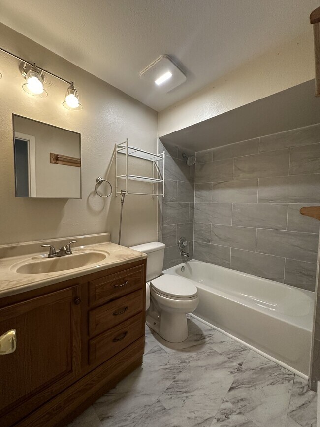 Building Photo - Convenient location close to everything!