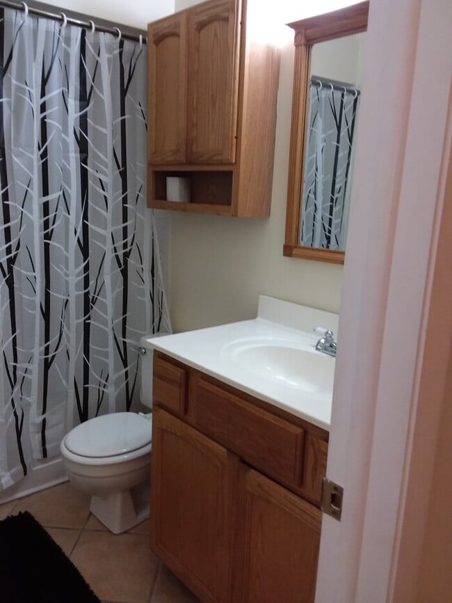 Building Photo - 2 Bedroom 2 Bathroom End Unit Townhome Close to NAS