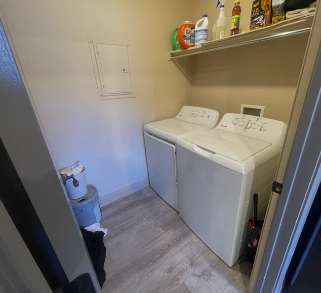 Building Photo - Pet Friendly!! 3-Bed Townhouse!