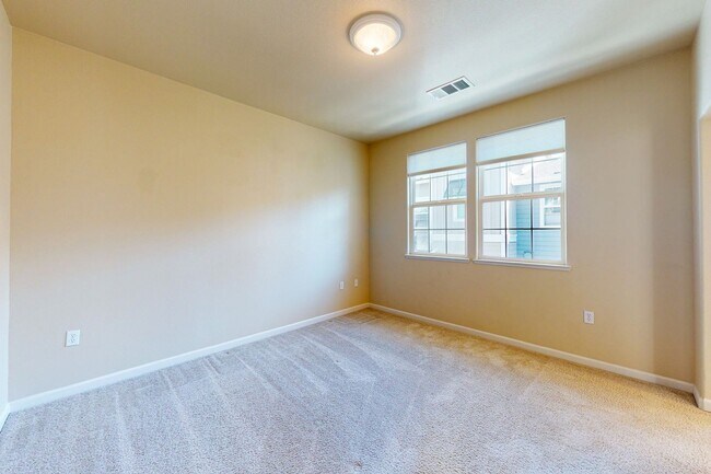Building Photo - Town House Near Downtown Pleasanton  3 Bed...