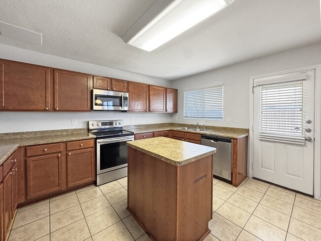 Building Photo - 8139 Ashwood Pointe