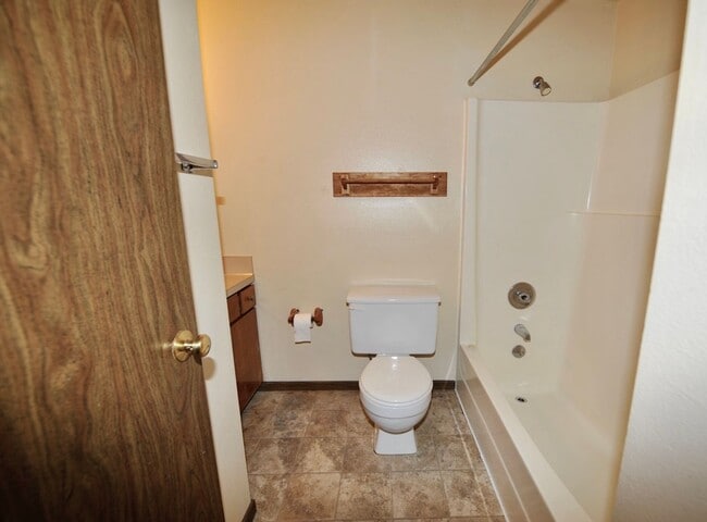 Building Photo - 3 bed 2 bath rancher duplex close to Hayden Lake