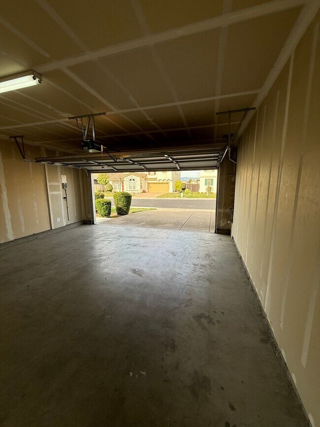 Building Photo - Corner Lot