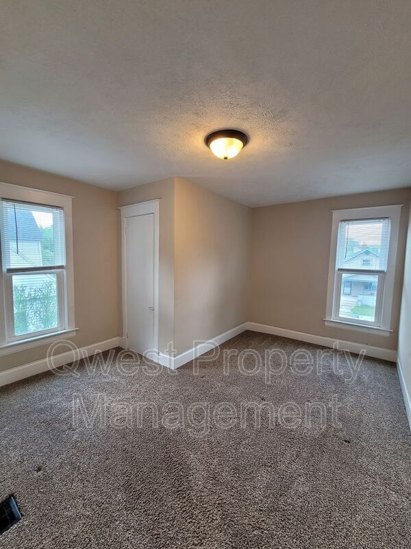 Building Photo - 932 Crescent St NE