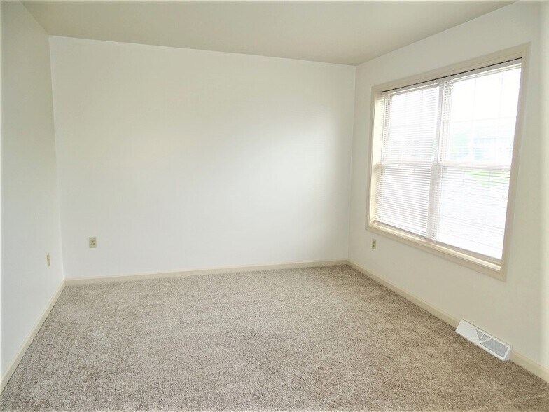 Building Photo - 822 Woodridge Dr