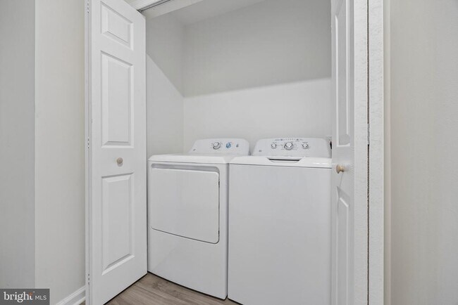 Building Photo - 1359 Crease St