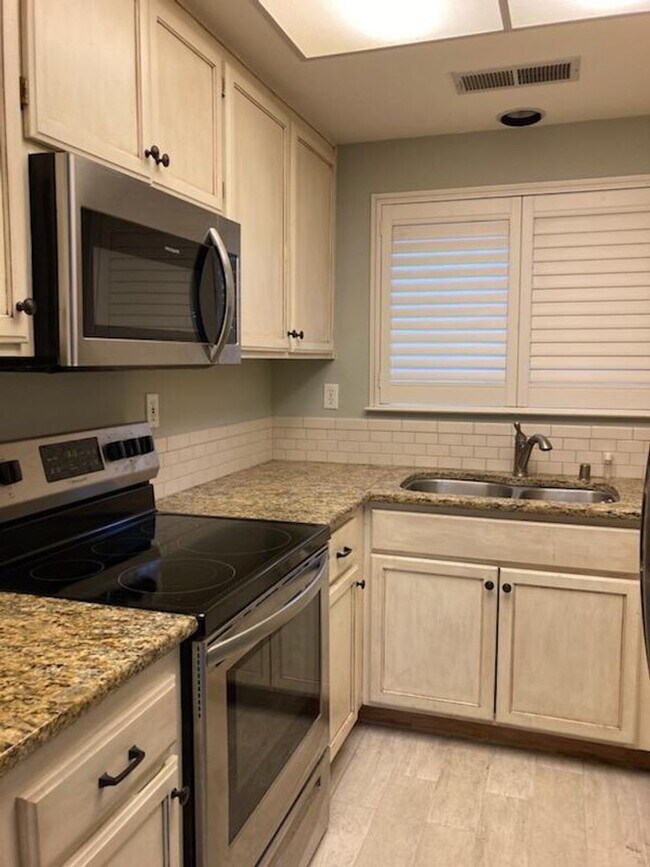 Building Photo - **Centrally Located in Santa Rosa!!**