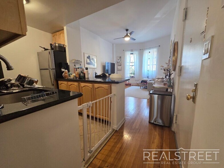 Building Photo - Magnificent 2BR in north Park Slope