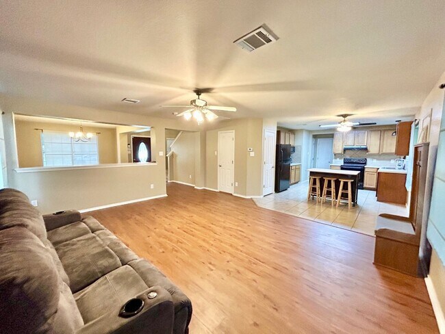 Building Photo - BEAUTIFUL 4 BR/2BTH HOUSE LOCATED IN CIBOL...
