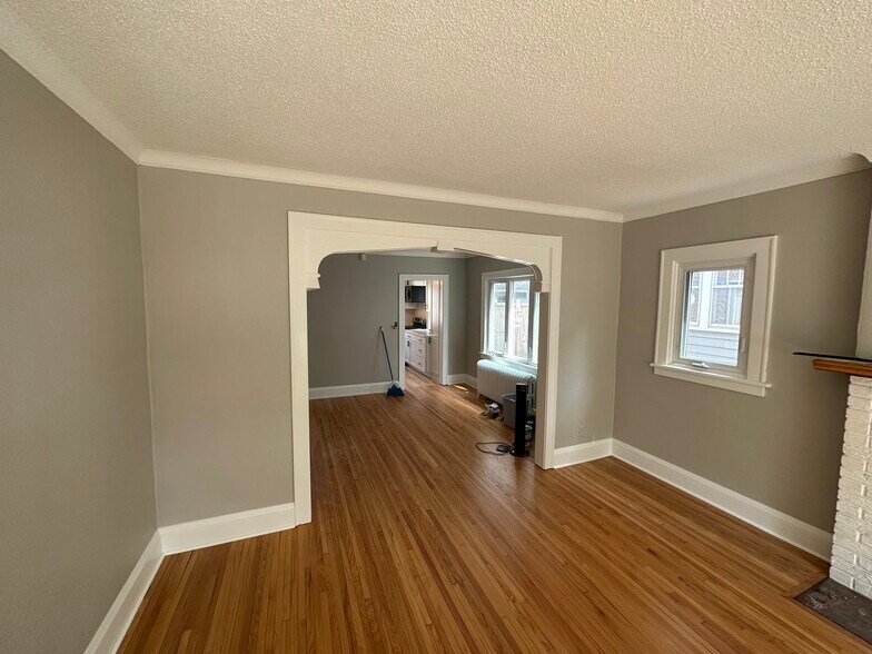 Building Photo - 2095 Wellesley Ave