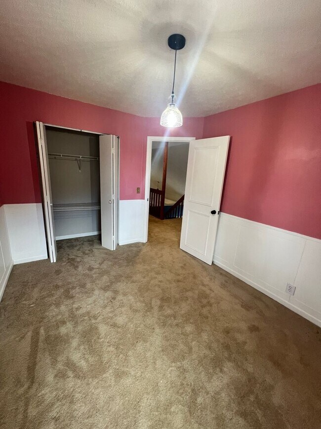Building Photo - Comfort & Convenience Await in This 3 Bed, 2 Bath Farmingham Woods Home