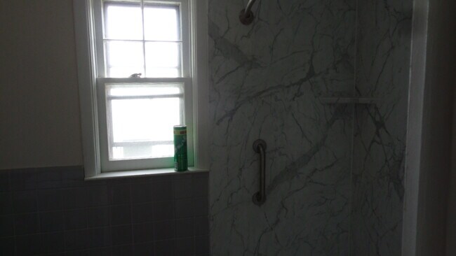bath - 902 E 18th St
