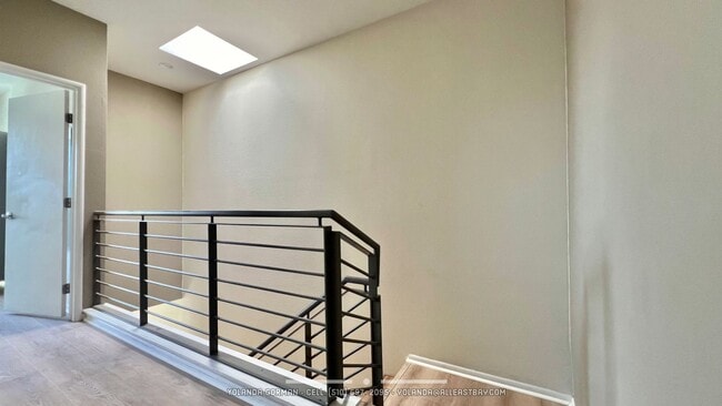 Building Photo - Stylish and modern loft-like 2 bedroom 2.5 bath condo in an urban oasis!