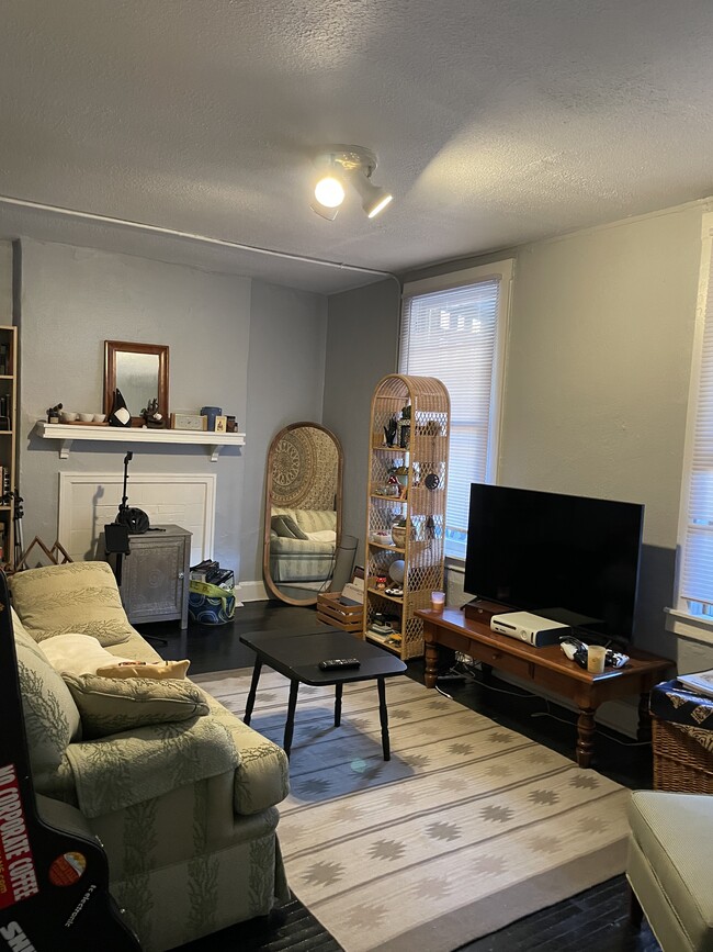 Primary Photo - 1528 S High St