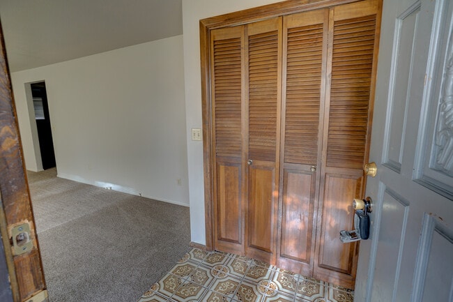 Building Photo - 2 bedroom, 1 bath duplex in the North End.