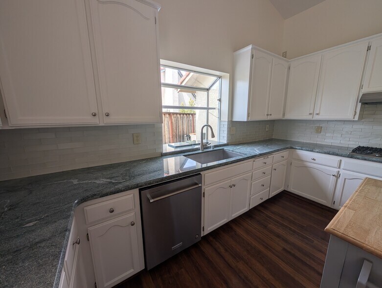 Building Photo - 520 Bobbys Ln