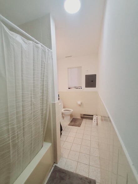 Building Photo - 42 Dora St