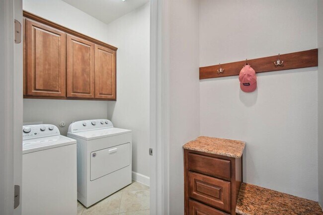 Building Photo - 134 Summer Square Dr