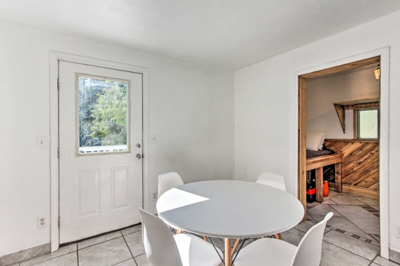 Building Photo - 37462 Row River Rd